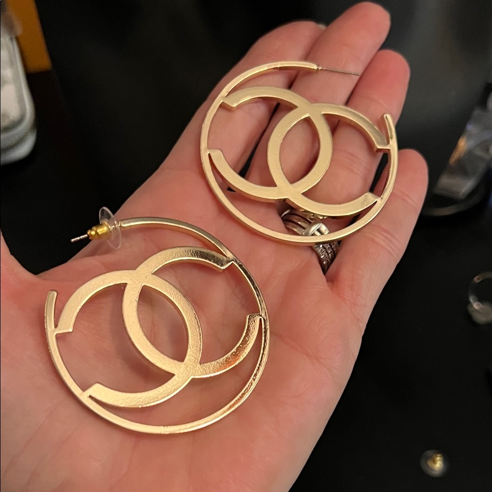 Gold Interlocking Circle Hoop Earrings - Luxury Designer Style - Picture 3 of 3